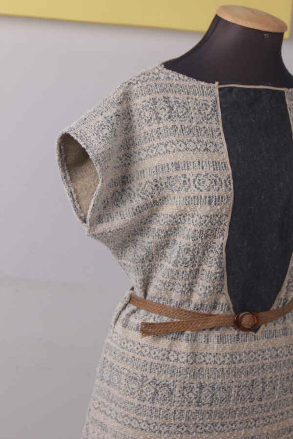 Robe artisanale en tissu traditionnel revisité – Image 3