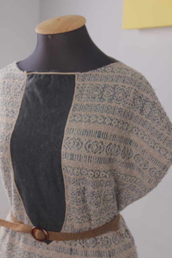 Robe artisanale en tissu traditionnel revisité – Image 4